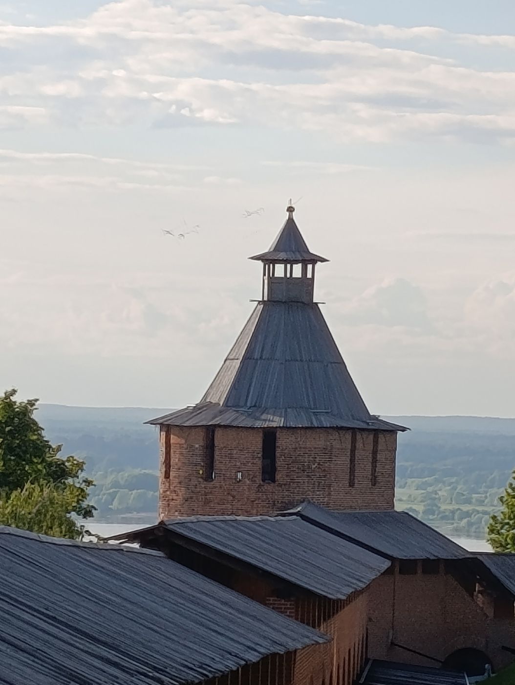Башня Нижегородского кремля над Волгой