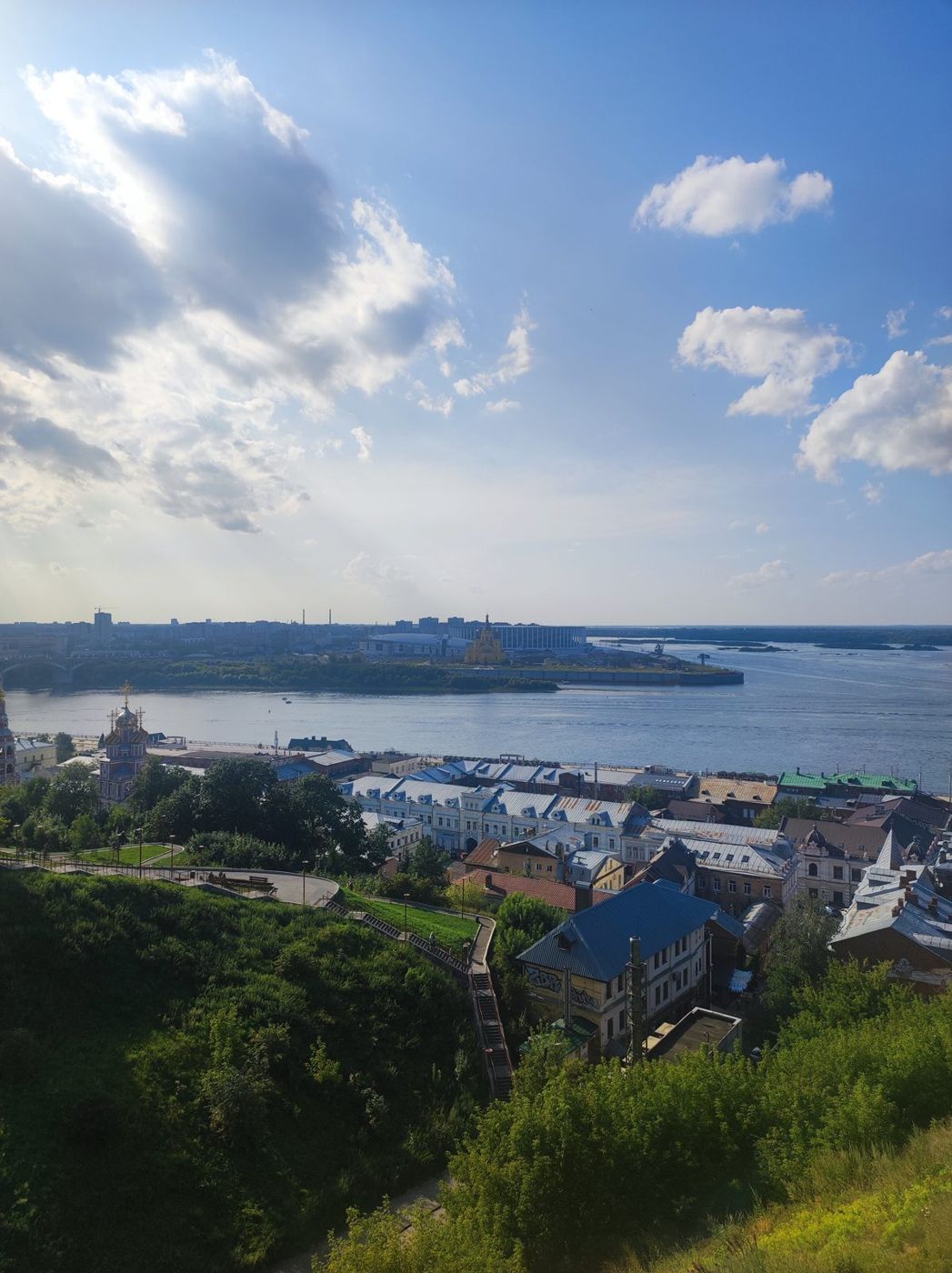 Зелёные склоны над Окой и крыши старого города