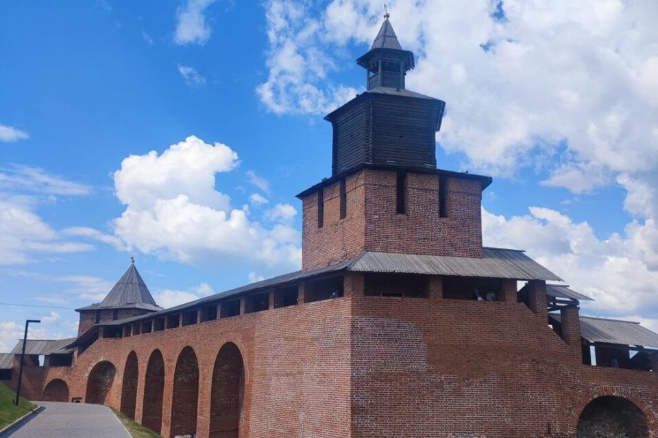 Башня и стены Нижегородского кремля на фоне облачного неба